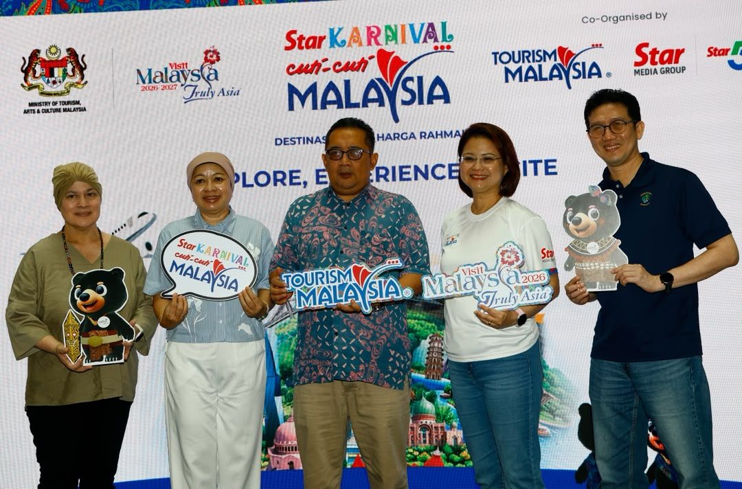 (From left) Sarawak Tourism Federation president Audry Wan Ullok, Malaysian Association of Tour and Travel Agents (Matta) Sarawak Chapter chairman Dayang Azizah Abang Zaidan, Tourism Malaysia domestic and events division senior director Mohd Roslan Abdullah, SMG chief operating officer Lydia Wangand Perbadanan Putrajaya corporate communications director Khalilurrahman Kamaruz-Zaman at the launch of Star Karnival Cuti-Cuti Malaysia in Kuching. - ZULAZHAR SHEBLEE/The Star 