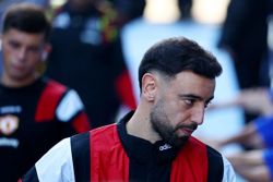 Soccer-Manchester United captain Fernandes returns to starting lineup at Chelsea