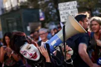 Thousands return to Lisbon square, press government to scrap rental bill